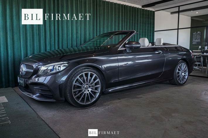 Grå Mercedes C300 fra 2020 set udefra