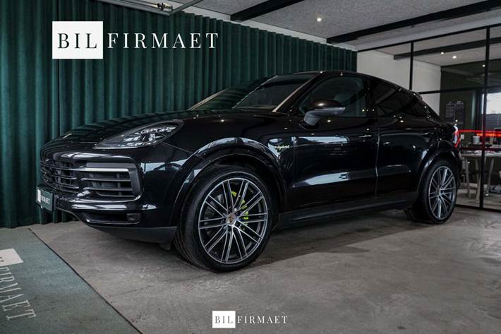 Sort Porsche Cayenne fra 2020 set udefra