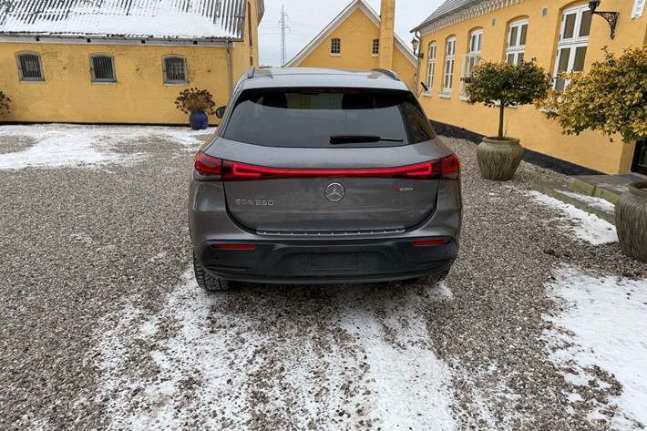 Grå Mercedes EQA250 fra 2023