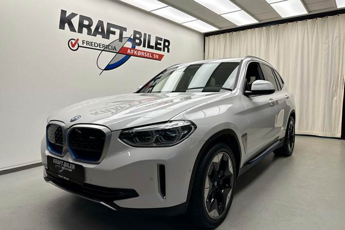 Hvid BMW iX3 fra 2021 set udefra
