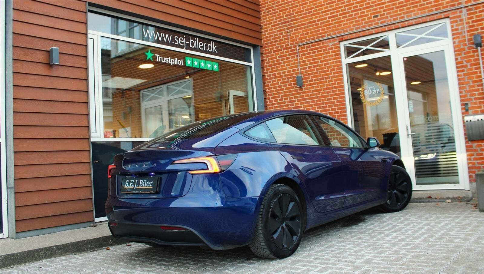 Blå Tesla Model 3 fra 2024