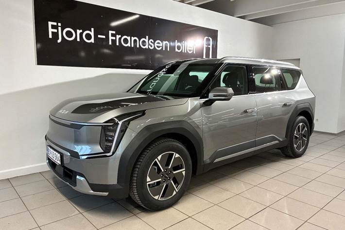 Grå Kia EV9 fra 2025 set udefra