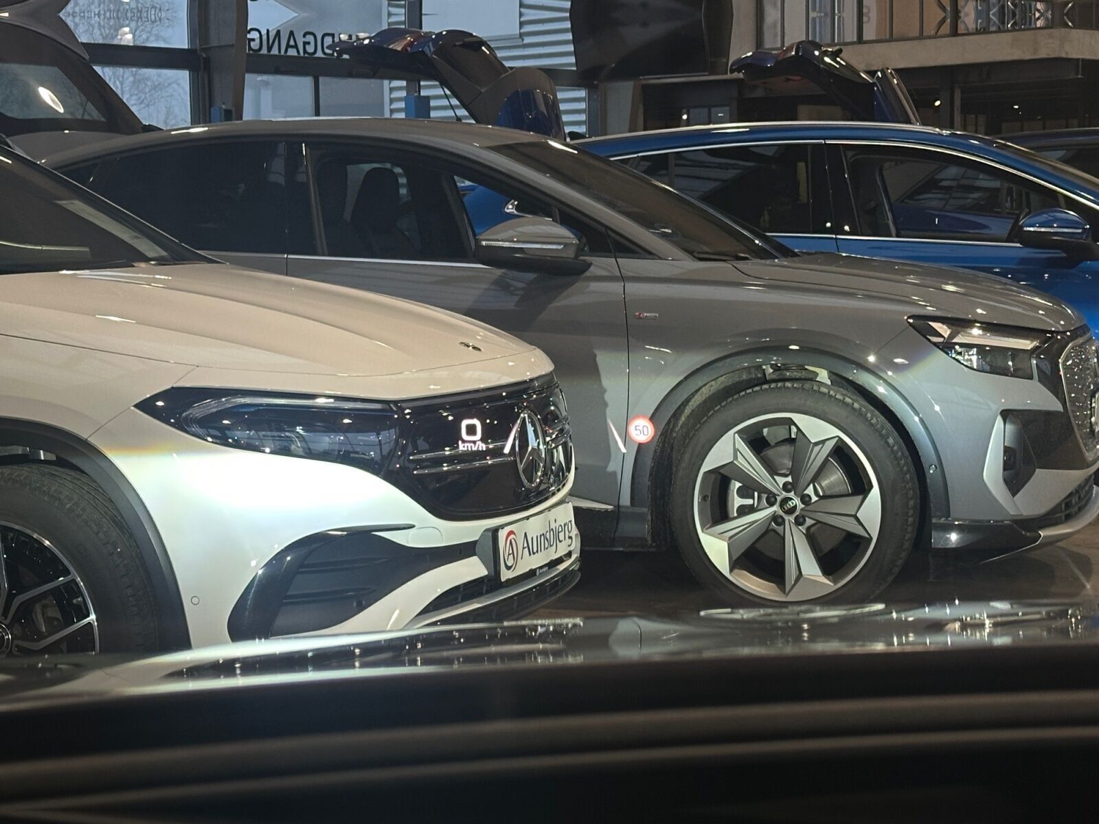 Grå Audi Q4 e-tron fra 2023