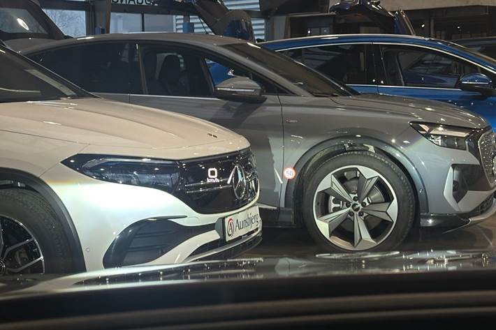 Grå Audi Q4 e-tron fra 2023