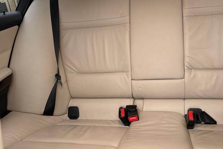 Rød BMW 320d fra 2009