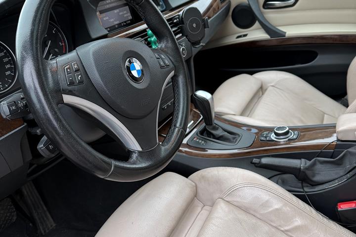 Rød BMW 320d fra 2009