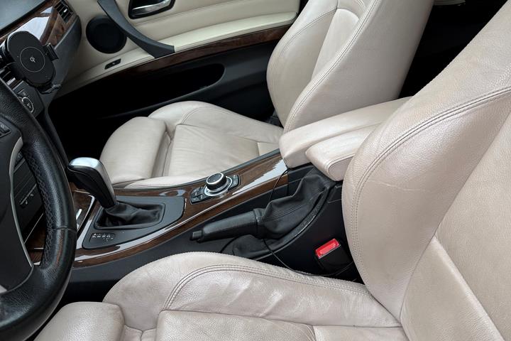 Rød BMW 320d fra 2009