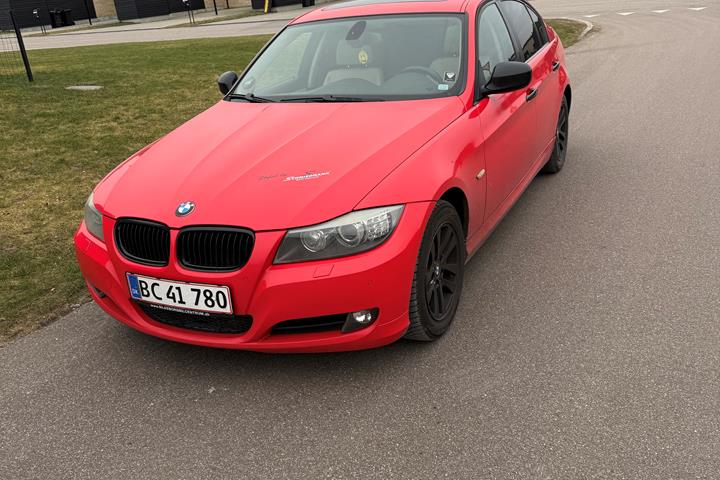 Rød BMW 320d fra 2009