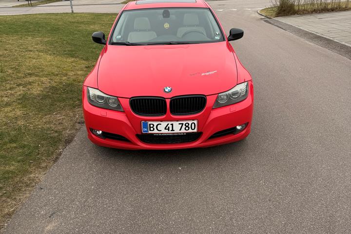 Rød BMW 320d fra 2009