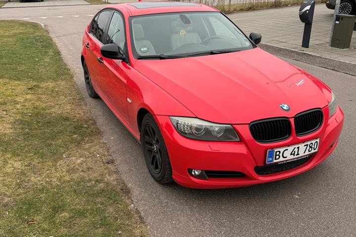 Rød BMW 320d fra 2009