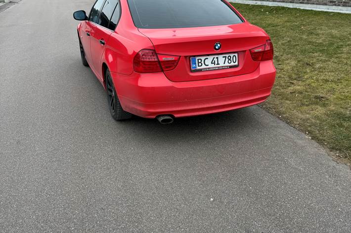 Rød BMW 320d fra 2009