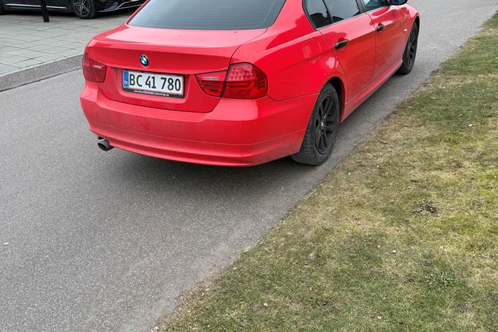 Rød BMW 320d fra 2009
