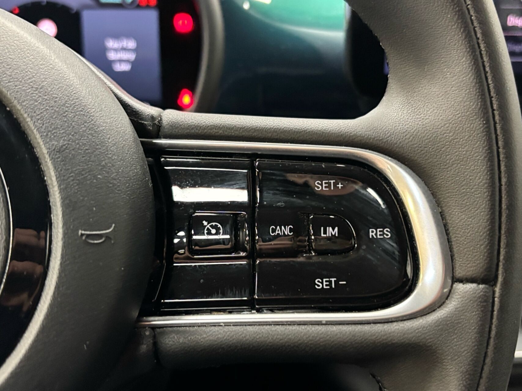 Blå Fiat 500e fra 2023