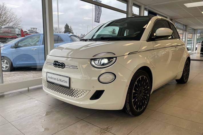 Hvid Fiat 500e fra 2023 set udefra