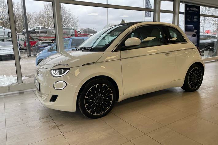 Hvid Fiat 500e fra 2023