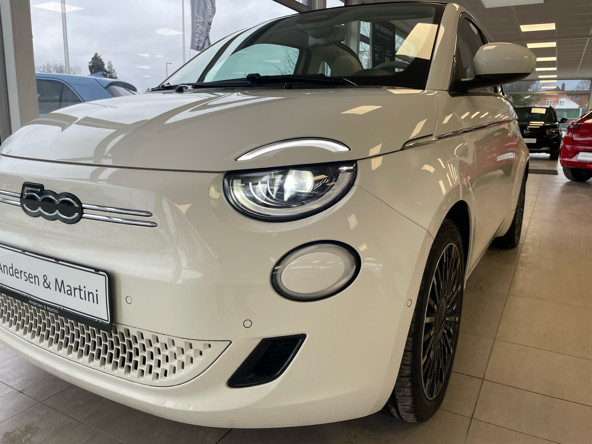 Hvid Fiat 500e fra 2023