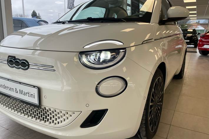 Hvid Fiat 500e fra 2023