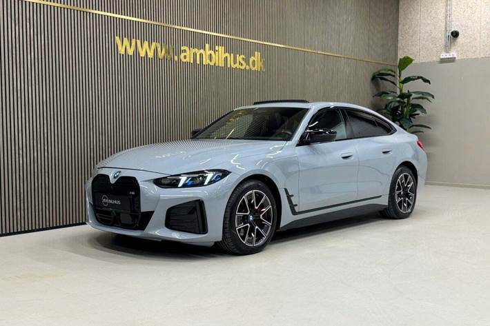 Grå BMW i4 fra 2025 set udefra
