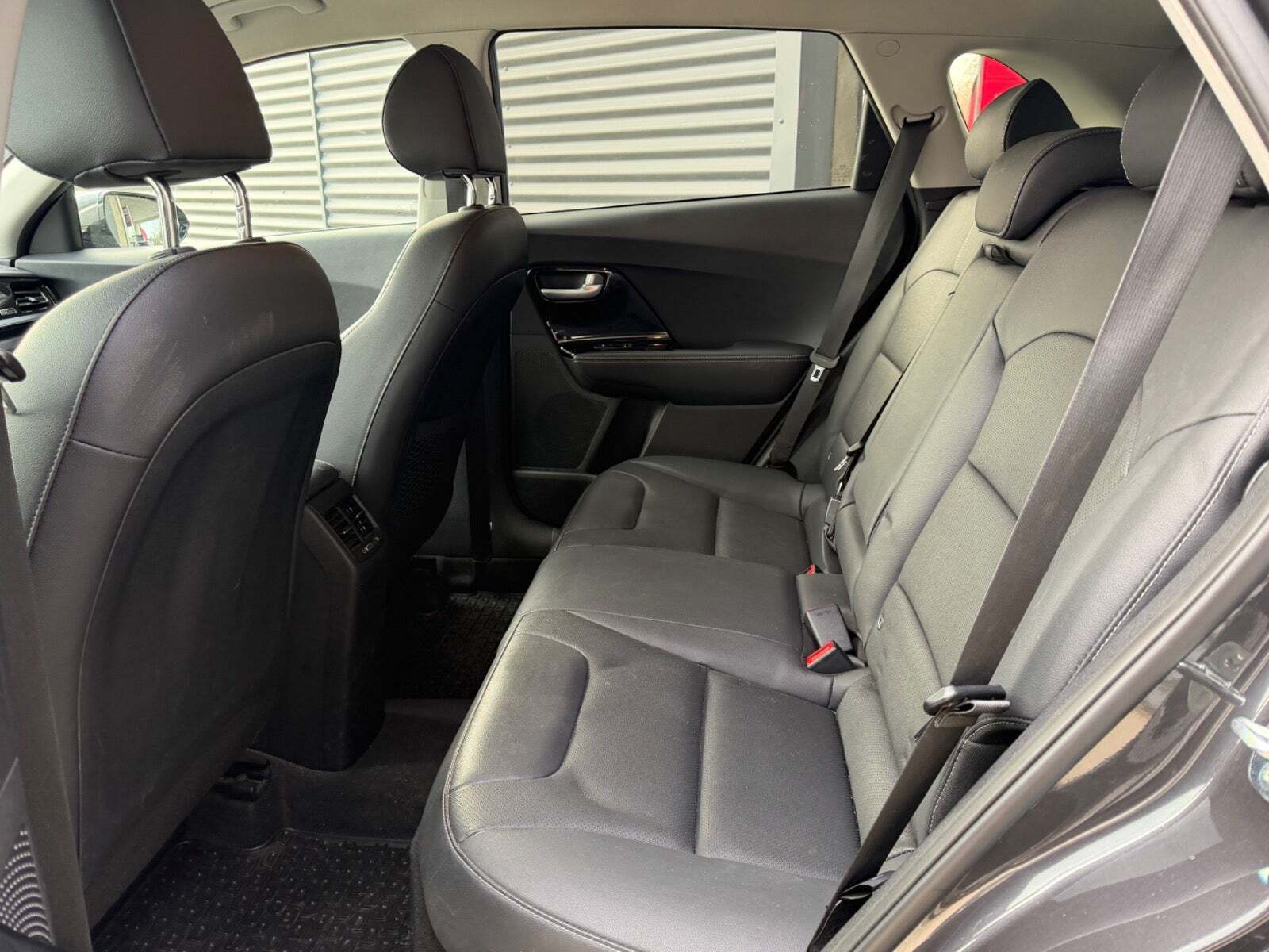 Grå Kia Niro fra 2021