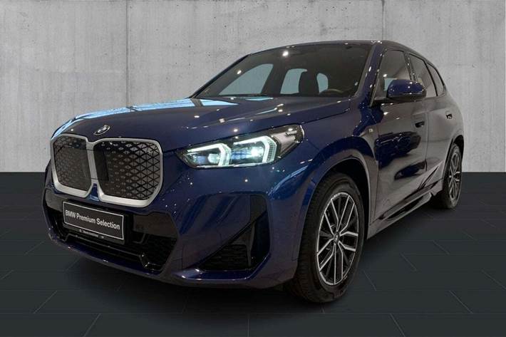 Blå BMW iX1 fra 2025 set udefra