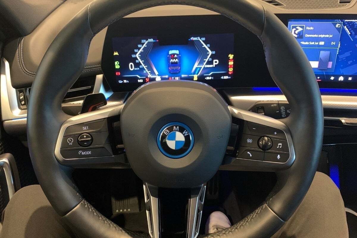 Blå BMW iX1 fra 2025