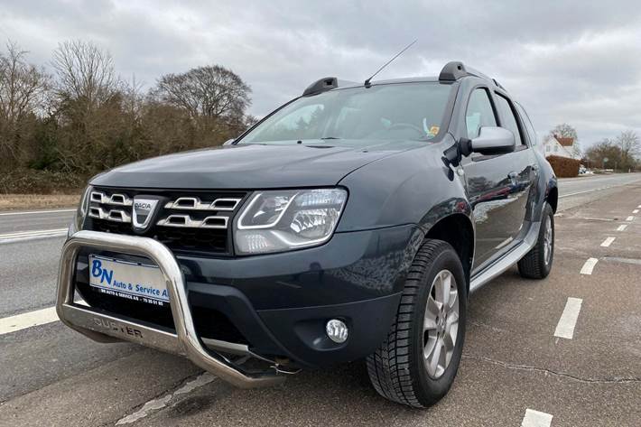 Sort Dacia Duster fra 2014 set udefra