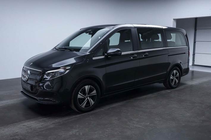 Grå Mercedes EQV300 fra 2025 set udefra