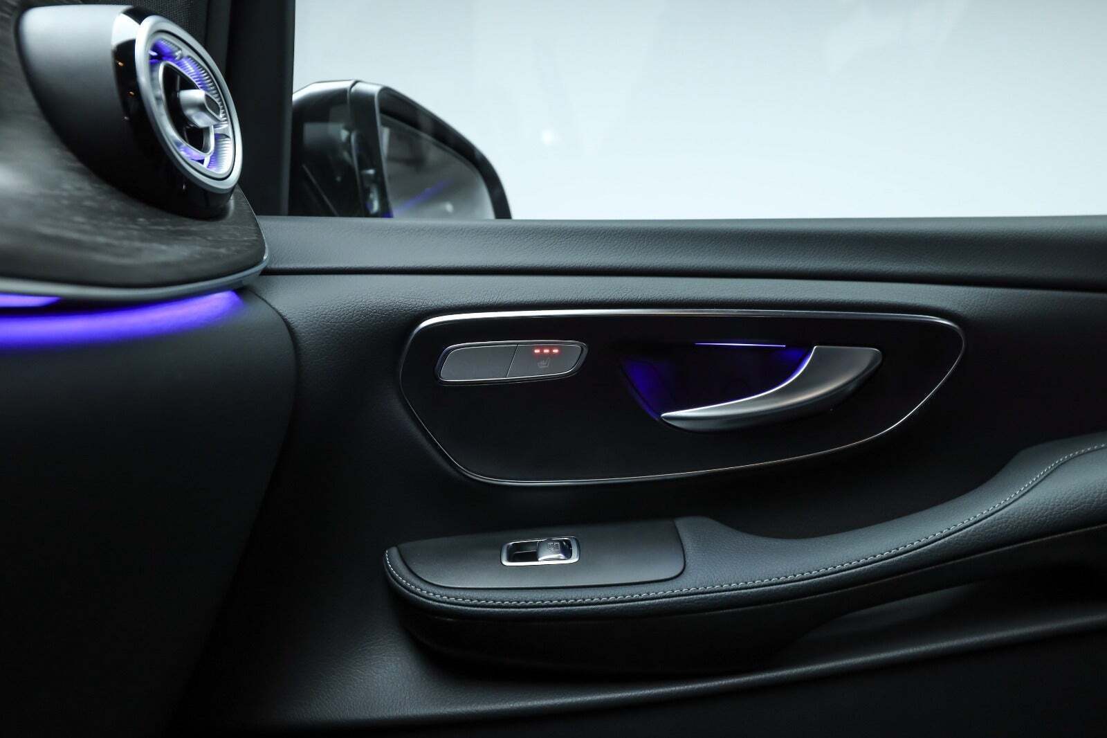 Grå Mercedes EQV300 fra 2025