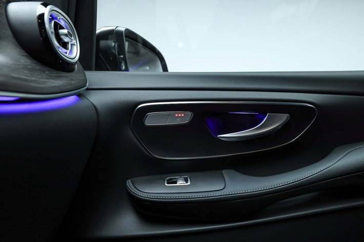 Grå Mercedes EQV300 fra 2025