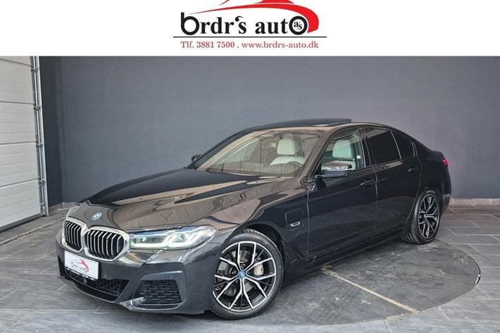 Sort BMW 545e fra 2022 set udefra