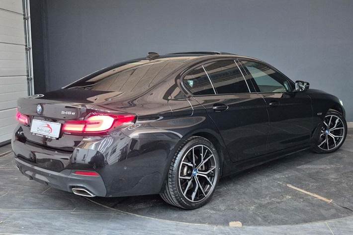 Sort BMW 545e fra 2022