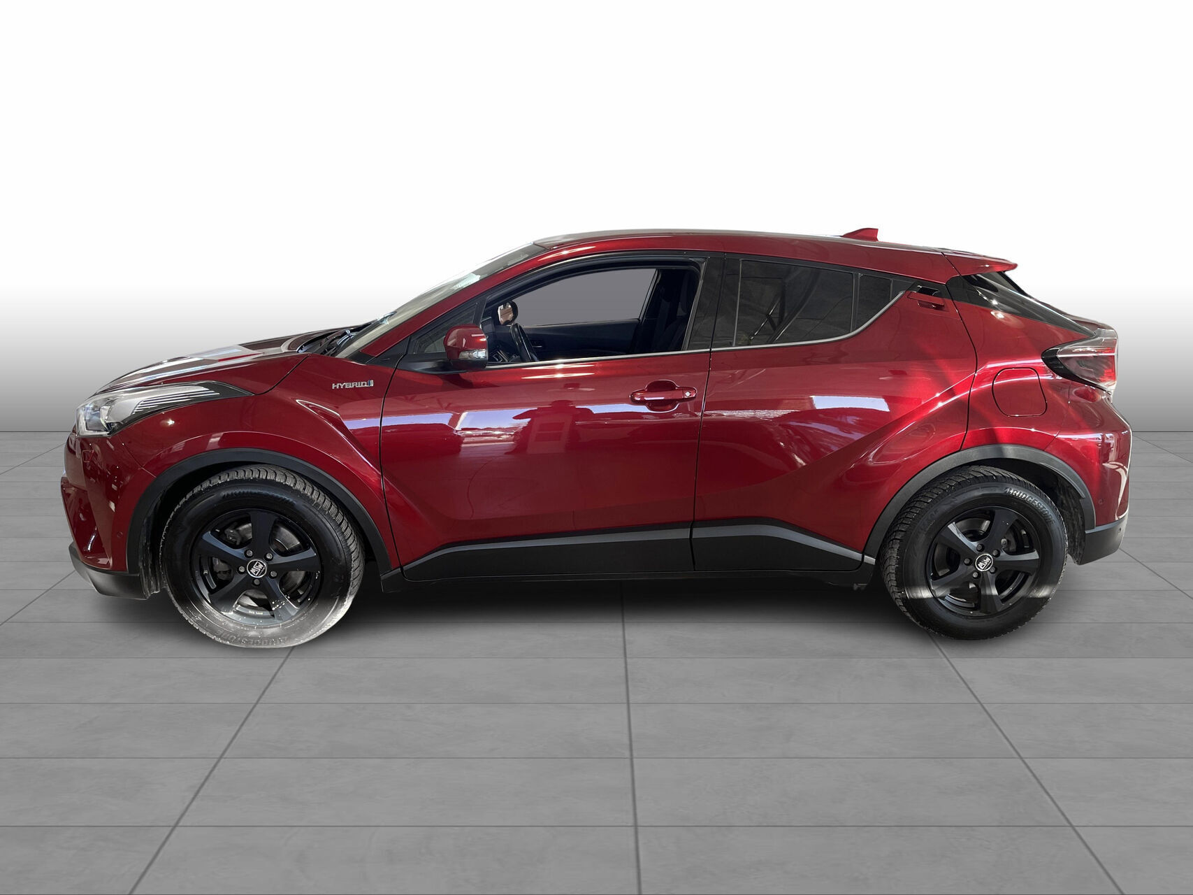 Rød Toyota C-HR fra 2019