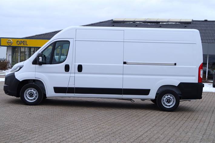 Hvid Opel Movano fra 2025