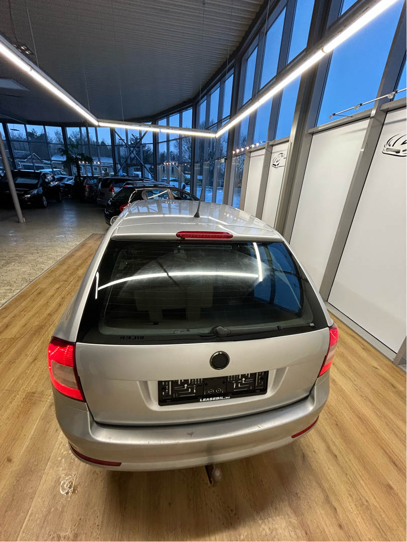 Skoda Octavia 1,6 Combi Commonrail DPF Elegance 105HK Stc