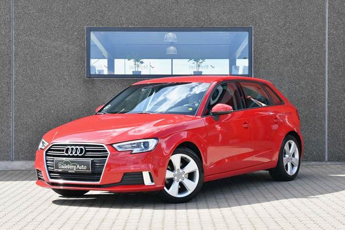 Rød Audi A3 fra 2017 set udefra
