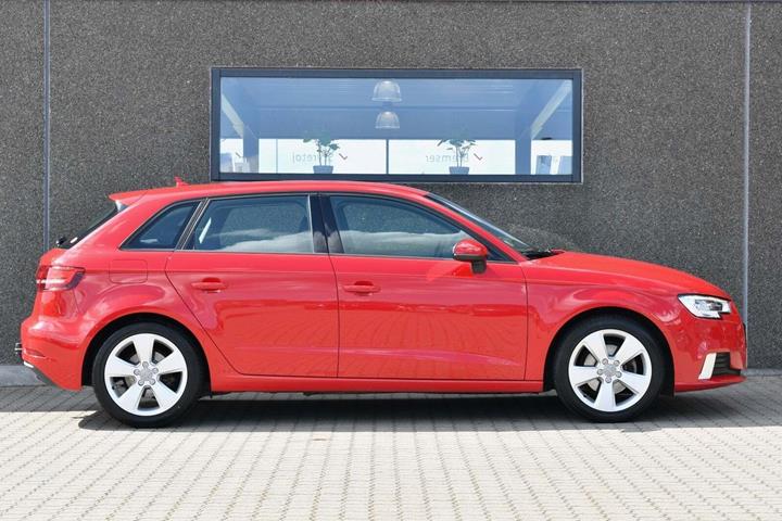Rød Audi A3 fra 2017