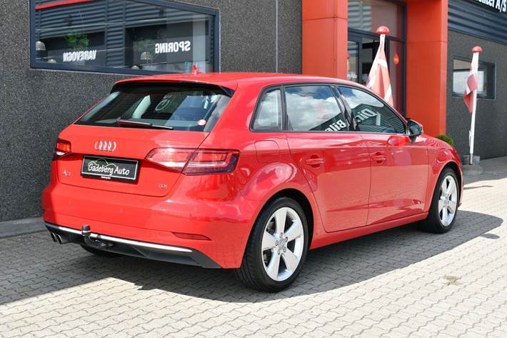 Rød Audi A3 fra 2017