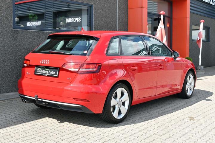 Rød Audi A3 fra 2017