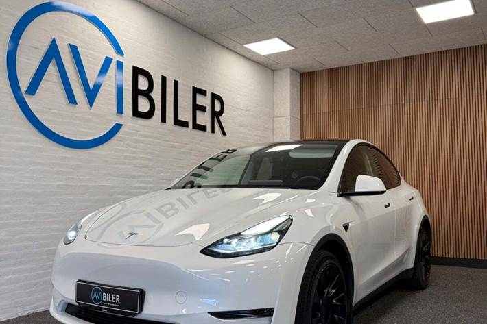 Hvid Tesla Model Y fra 2024 set udefra