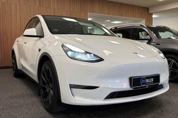 Hvid Tesla Model Y fra 2024