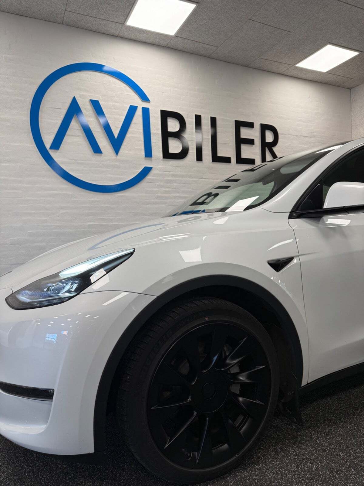 Hvid Tesla Model Y fra 2024