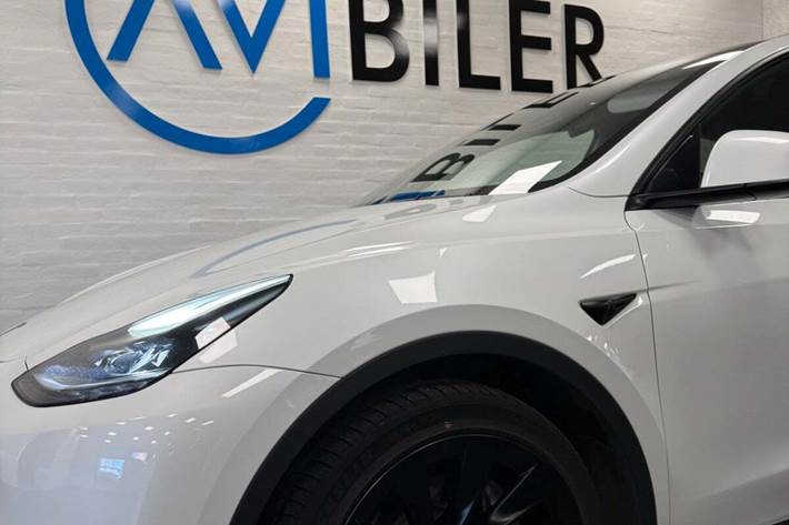 Hvid Tesla Model Y fra 2024