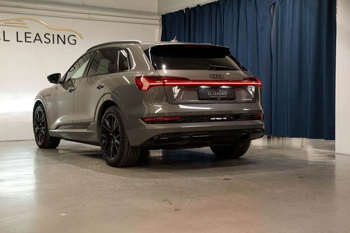 Grå Audi e-tron fra 2022