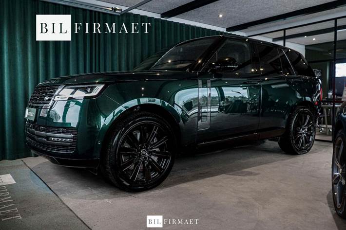 Grøn Land Rover Range Rover fra 2023 set udefra