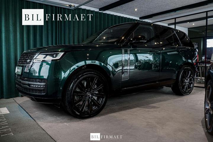 Grøn Land Rover Range Rover fra 2023 set udefra