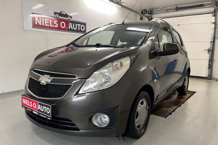 Brun Chevrolet Spark fra 2012 set udefra