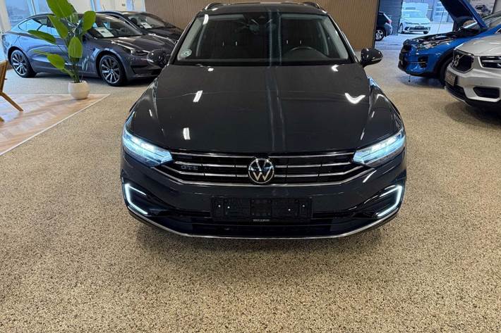 Grå VW Passat fra 2021