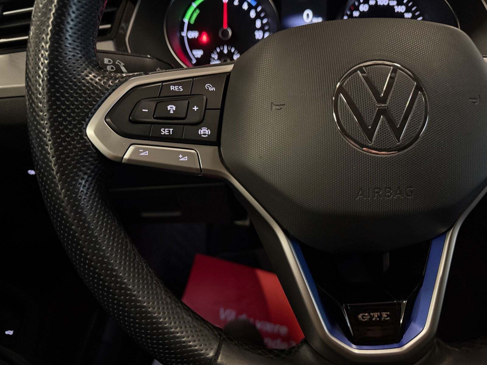 Grå VW Passat fra 2021