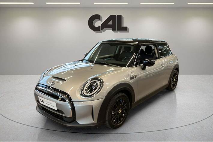 Sølv Mini Cooper SE fra 2023 set udefra