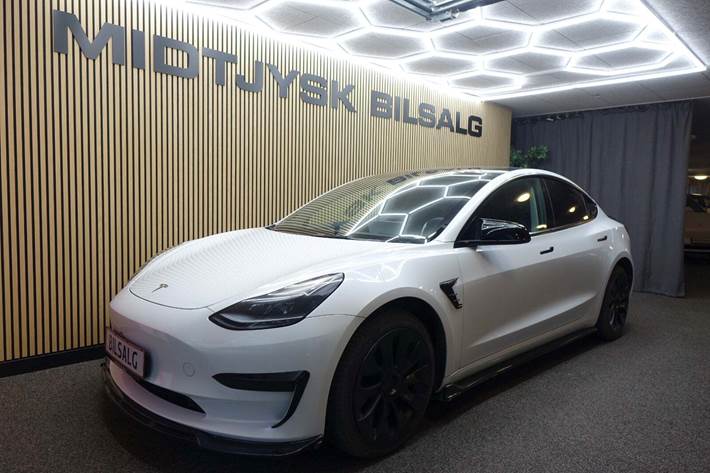 Hvid Tesla Model 3 fra 2022 set udefra